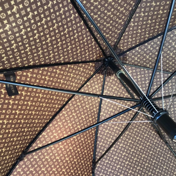 Louis Vuitton EUC Monogram Large Umbrella Last Discount w Reciept - Picture 8 of 11